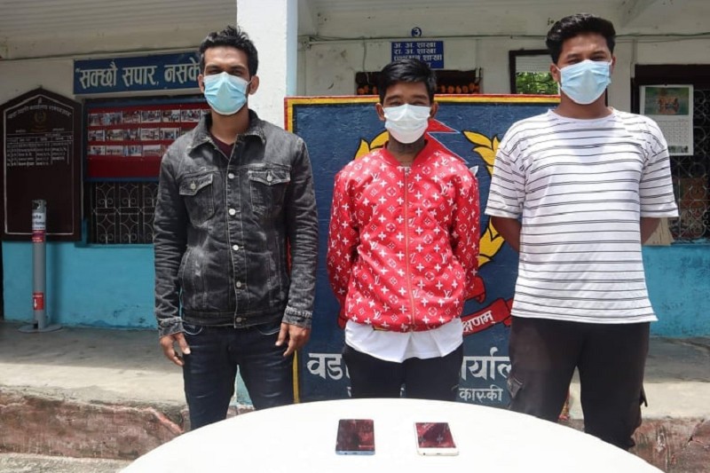 पोखरामा मोबाइल चोर्ने र चोरीको मोवाइल किन्ने मोवाइल पसलका सञ्चालक पक्राउ