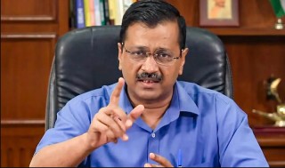 दिल्लीका मुख्यमन्त्री केजरीवाललाई धक्का दिएर लडाइयो मञ्चबाट