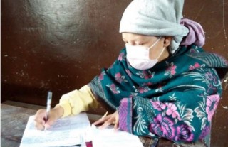७ दिनको नवजात शिशु काखमा च्यापेर परीक्षा दिँदै सुत्केरी