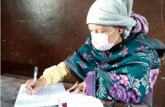 ७ दिनको नवजात शिशु काखमा च्यापेर परीक्षा दिँदै सुत्केरी