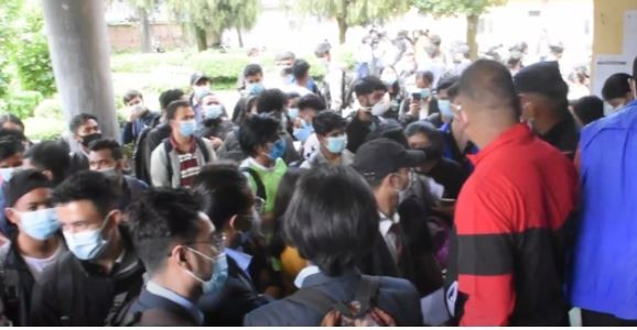 खोप अनिवार्य उपलब्ध गराएर मात्र परीक्षामा सहभागी गराउन माग गर्दै विद्यार्थीहरुको प्रदर्शन