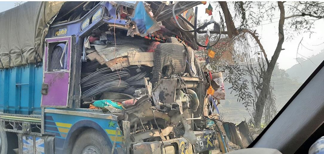 तनहुँको मुसेखोलामा आज बिहान ट्रक दुर्घटना हुँदा चालकको मृ-त्यु