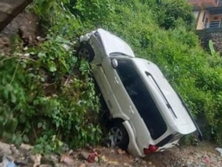 पोखराको फिर्के पुलबाट गाडी खस्यो