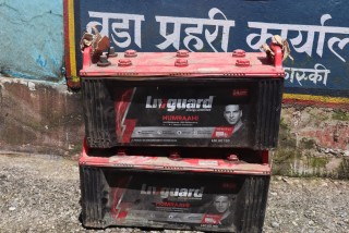पोखरा रंगशालामा पार्किङमा राखेको बसको ब्याट्री चोर्ने दुई जना पक्राउ