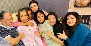 माओवादी केन्द्रका अध्यक्ष प्रचण्डकी पत्नी सीता दाहाललाई प्रसिद्ध प्रबल जनसेवाश्री प्रदान