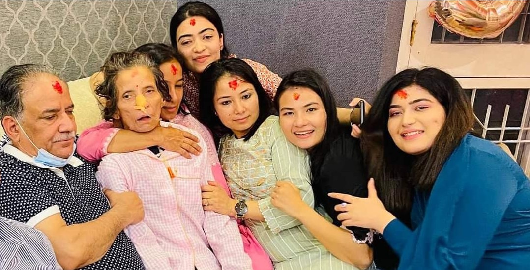 माओवादी केन्द्रका अध्यक्ष प्रचण्डकी पत्नी सीता दाहाललाई प्रसिद्ध प्रबल जनसेवाश्री प्रदान
