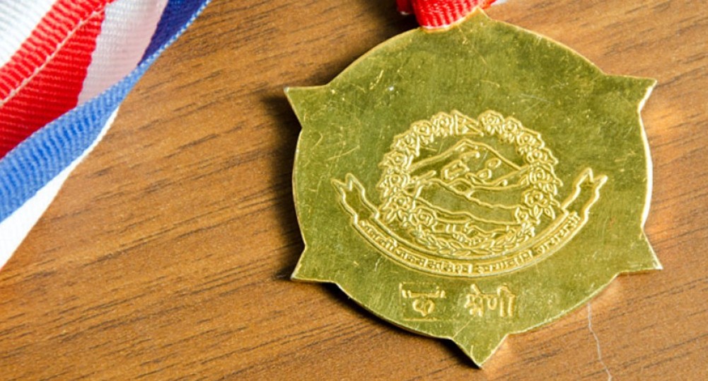 वेनी आक्रमणमा सहादत भएका विप्लव नेकपाका नेता प्रकाण्डका भाईलाई जनसेवाश्री पदक