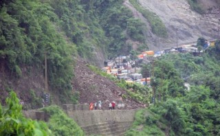 पहिरोले पृथ्वी राजमार्ग अवरुद्ध ,गुल्मीमा पहिरोमा पुरिएर एकै घरका तीन जनाको मृत्यु