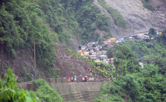 पहिरोले पृथ्वी राजमार्ग अवरुद्ध ,गुल्मीमा पहिरोमा पुरिएर एकै घरका तीन जनाको मृत्यु