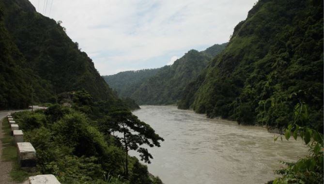 त्रिशुलीमा कार खस्यो, ३ जना बेपत्ता, एक घाइते