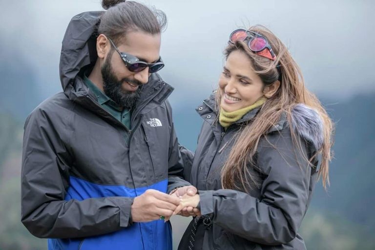 गायिका इन्दिरा जोशीले विवाह गर्दै,हिमाल पुगेर गरिन् रोमान्टिक इन्गेजमेन्ट