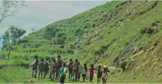 दिवा खाजाको प्रभाव : बाटोमै अल्मल्लिएर बस्ने विद्यार्थी विद्यालय पुग्छन्