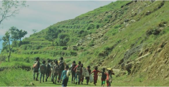 दिवा खाजाको प्रभाव : बाटोमै अल्मल्लिएर बस्ने विद्यार्थी विद्यालय पुग्छन्
