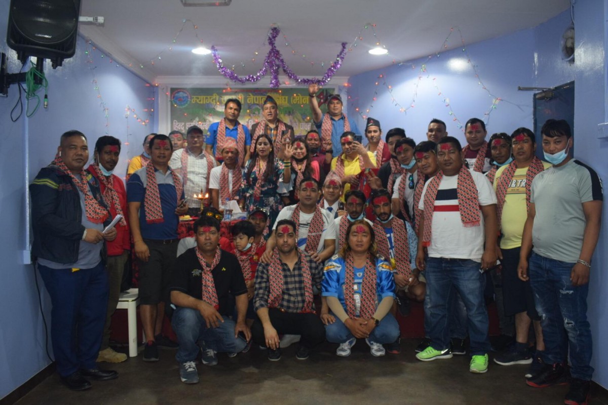 कुवेतमा रहेका म्याग्देलीले सामुहिक टिकाटालो गरेर यसरी मनाए दशैं (फोटो फिचर)