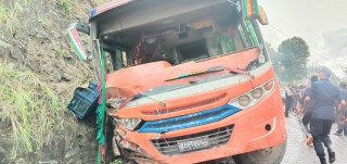 नुवाकोटमा बस दु'र्घटना,१२ जना घाइते ,दुईको अवस्था ग'म्भीर