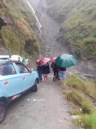 अविरल वर्षाले बेनि दरबाङ्ग सडक खण्ड फापर खेतमा पहिरो जादा सडक अबरुद्ध