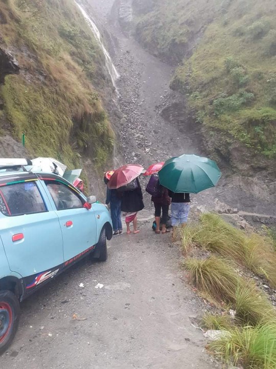 अविरल वर्षाले बेनि दरबाङ्ग सडक खण्ड फापर खेतमा पहिरो जादा सडक अबरुद्ध