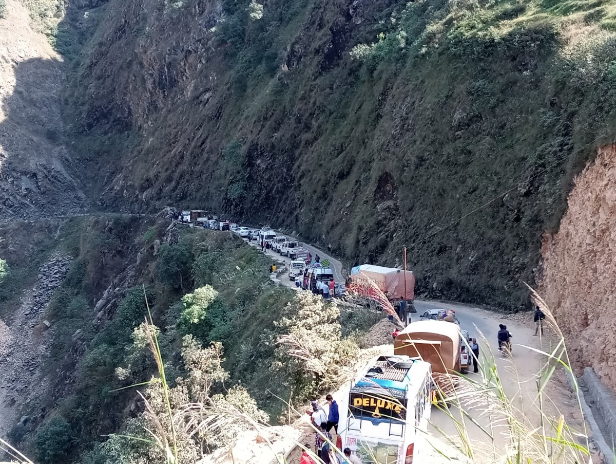 भालु पहाडमा चट्टान सहितको पहिरोले सिद्धार्थ राजमार्ग अवरुद्ध, पोखरा–स्याङ्जा सडक भएर यात्रा नगर्न सुझाव