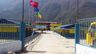 पोखराको हेम्जामा स्कुल बसको ढोकाबाट ख'सेर एक विद्यार्थीको मृ'त्यु