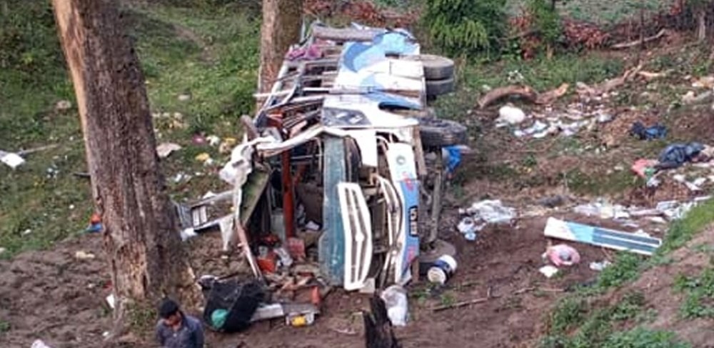 डडेल्धुरामा बस दुर्घटनामा १० जना घाइते,दुईको अवस्था गम्भीर