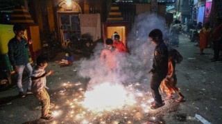 दीपावलीका पटाकाहरूका कारण नयाँ दिल्लीको वायु प्रदूषण खतरनाक स्तरमा