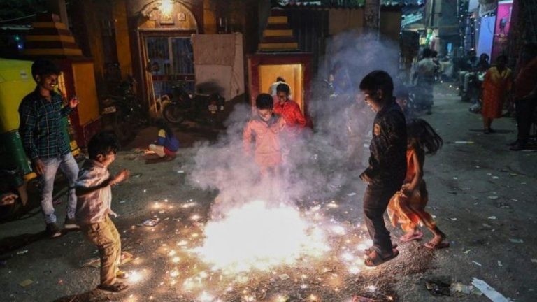 दीपावलीका पटाकाहरूका कारण नयाँ दिल्लीको वायु प्रदूषण खतरनाक स्तरमा