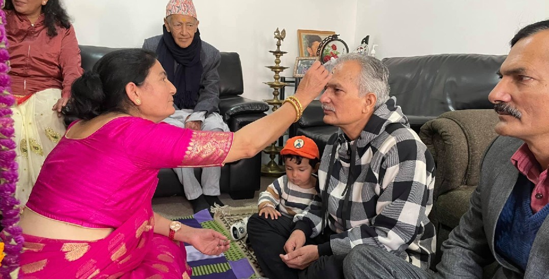 डा.बाबुराम भट्टराईले बहिनीको हातबाट लगाए भाइटीका