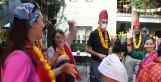 पर्यटकले पनि लर्काए ‘सप्तरंगी टीका’