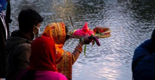 अस्ताउँदो सूर्यलाई अर्घ्य दिएर आज छठ पर्व मनाइँदै