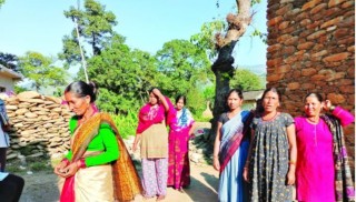 "घर नजिकै धारो" छ , तर  बाहुन, क्षत्री समुदायले छुन दिँदैनन् 