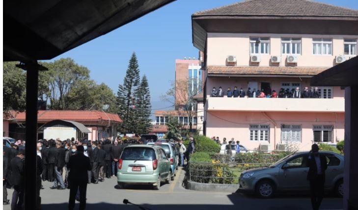 सर्वोच्चमा वकिलहरूको प्रदर्शन,जबरा आज पनि मूलगेटबाट  प्रवेश गर्न सकेनन्