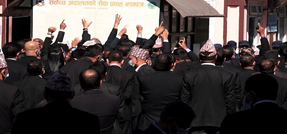 कानुन व्यवसायीको आन्दोलनमा बल प्रयोग, बार अध्यक्ष श्रेष्ठसहित १२ जना घाइते