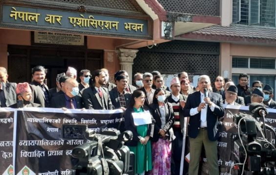 ओलीलाई चुनौती, चार न्यायाधीशले घुस खाएको प्रमाण ल्याउनुस् : शम्भु थापा