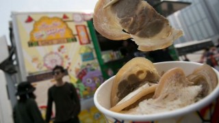 धेरै खाने मानिस: डेढ किलो सुँगुरको मासु र साढे ३ किलो प्राउन खाएपछि…