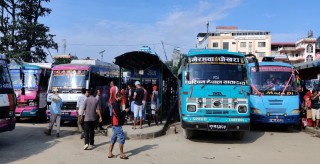 म्याग्दीको धवलागिरि गाउँपालिका बुलगाउँमा पहिलोपटक बस पुग्दा स्थानीयवासीले गरे हर्षबढाइँ