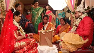 पश्चिम बंगाल : महिला पुरोहितले गराइन् जोडीको विवाह