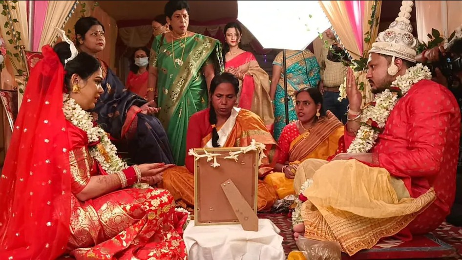 पश्चिम बंगाल : महिला पुरोहितले गराइन् जोडीको विवाह