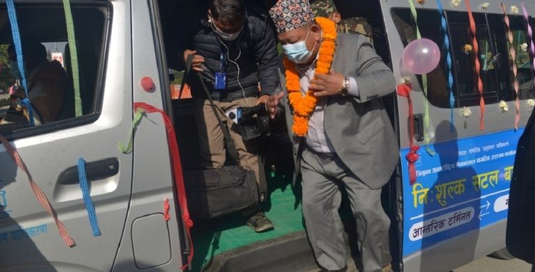 त्रिभुवन अन्तर्राष्ट्रिय विमानस्थलमा निःशुल्क बस सेवा सञ्चालन ,मन्त्री प्रेम आले माइक्रोबसमा कोचिएर यात्रा गरे