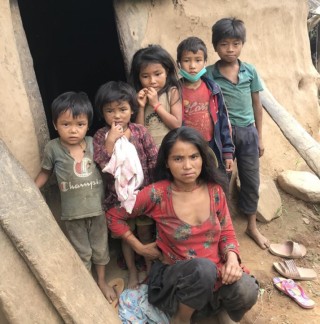 भोकभोकै,काम्दै  विद्यालय जान्छन् चेपाङ बालबालिका