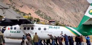 जहाजलाई हातले धकेलेर गुडाउनु परेपछि…