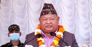 मन्त्री आलेले मन्त्रालयमै बोलाएर नेपाल एयरलाइन्सका अध्यक्षलाई गाली गर्दै नराम्ररी गोदे !