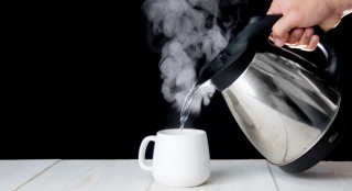 उठ्नेबित्तिकै तातो पानी पिउने बानी छ ?