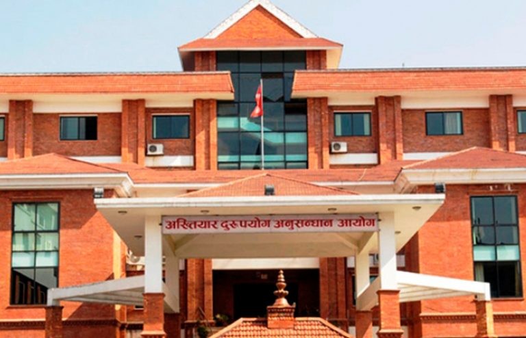 कर्मचारीको बिमा रकम लेखा प्रमुखको खातामा