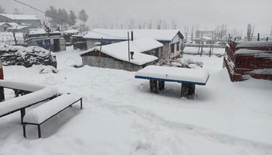 मनाङमा तीन फिटसम्म हिउँ