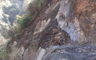 धादिङमा डोजरसँगै पुरिएका ३ जनामध्ये १ जनाको शव भेटियो