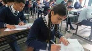 राष्ट्रिय परीक्षा बोर्डले तोके भन्दा ३ गुणा भन्दा बढी  शुल्क लिदै बिद्यालयहरु , बिरोध गर्दा धम्कयाउदै विद्यार्थी
