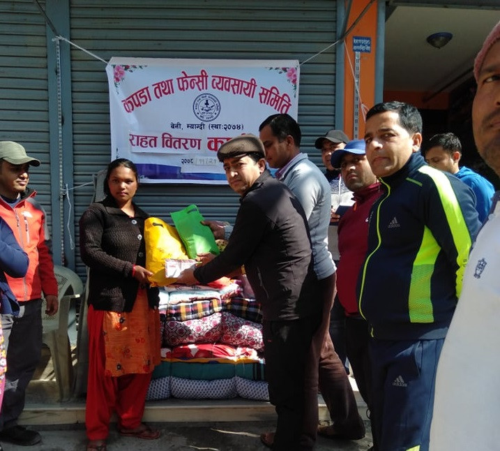 आगोलागी पिडितलाई कपडा तथा फेन्सी व्यवसायीको सहयोग 