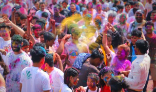 होलीको रंगमा मग्न युवायुवतीहरू