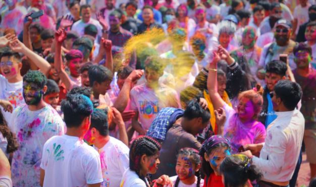 होलीको रंगमा मग्न युवायुवतीहरू
