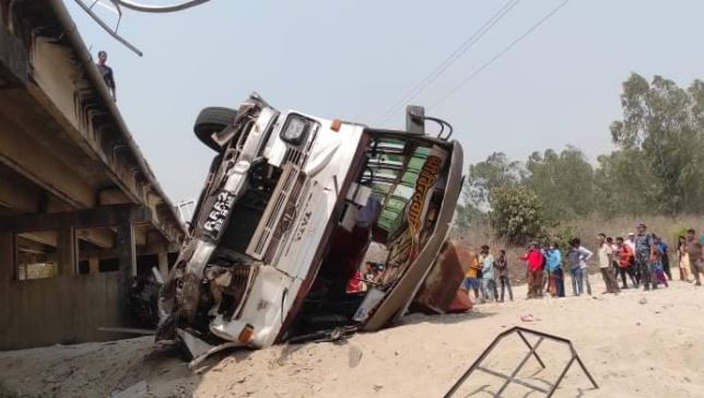 यात्रुबाहक बस पल्टिँदा ४ जनाको मृत्यु, ३२ जना घाइते